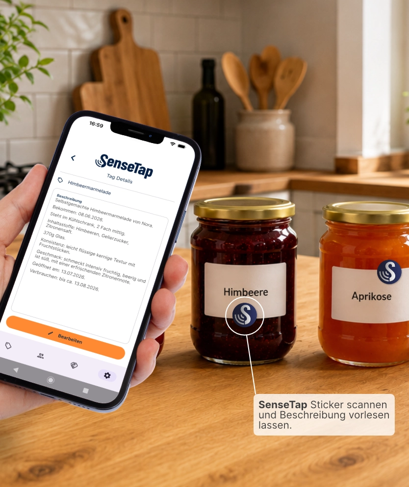 Eine Person scannt mit der SenseTap-App einen SenseTap-Tag auf einem Marmeladenglas, um die hinterlegte Beschreibung aufzurufen