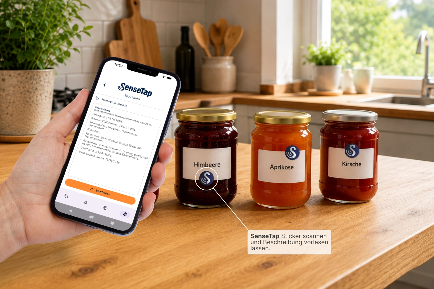 Eine Person scannt mit der SenseTap-App einen SenseTap-Tag auf einem Marmeladenglas, um die hinterlegte Beschreibung aufzurufen
