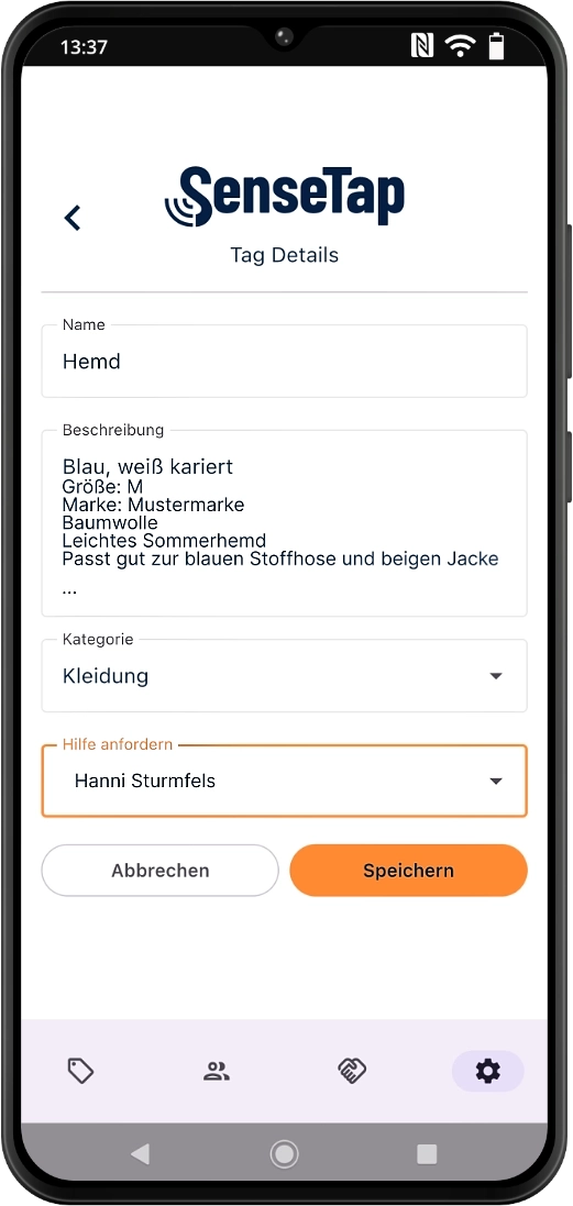 Auf einem Smartphone ist die Tag-Detailübersicht der SenseTap-App zu sehen. Darin wird ein blau-weiß kariertes Hemd beschrieben. Zudem wurde ein Helfer für diesen Tag hinzugefügt.